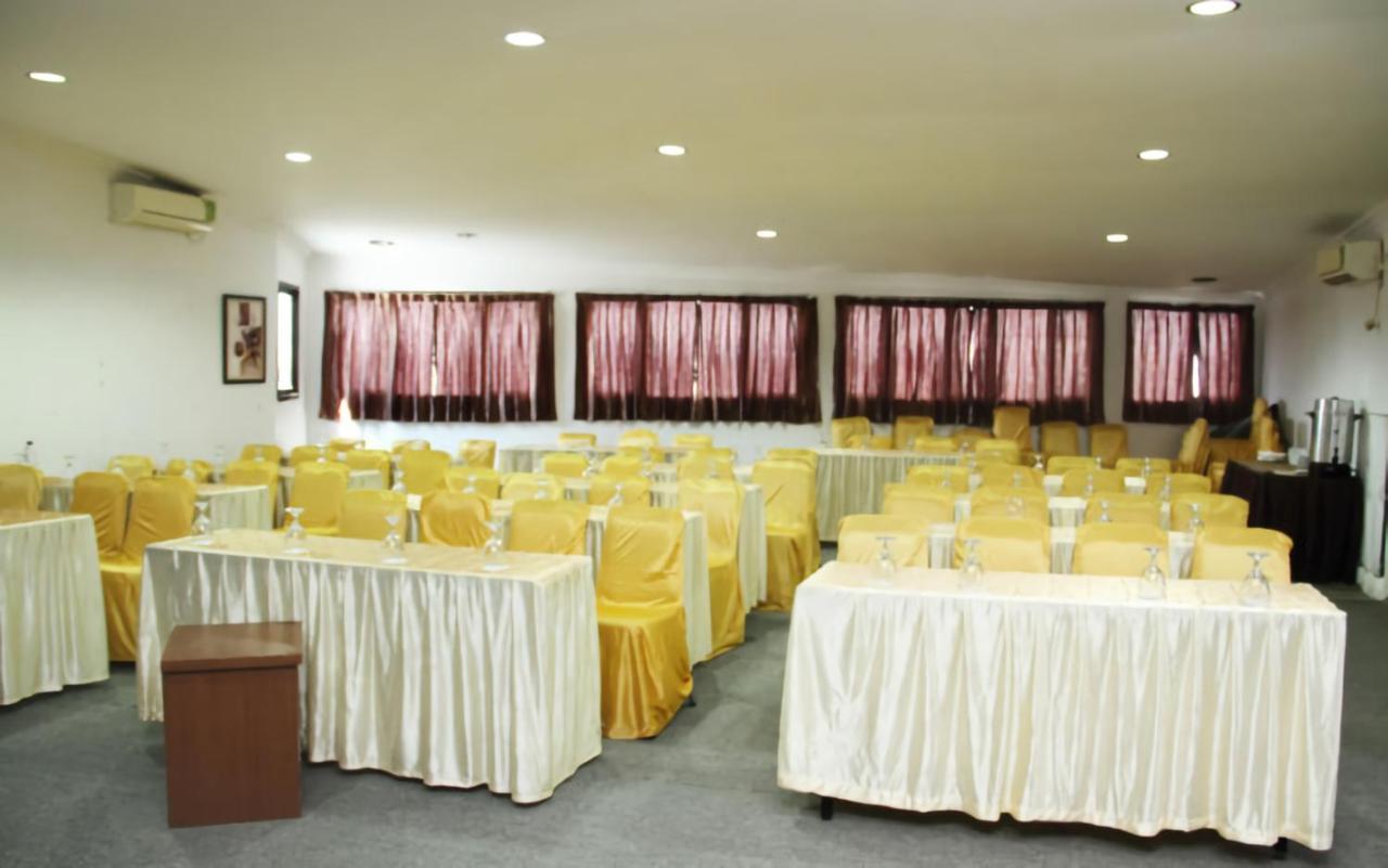 Al-Badar Hotel Syariah Makassar Bagian luar foto
